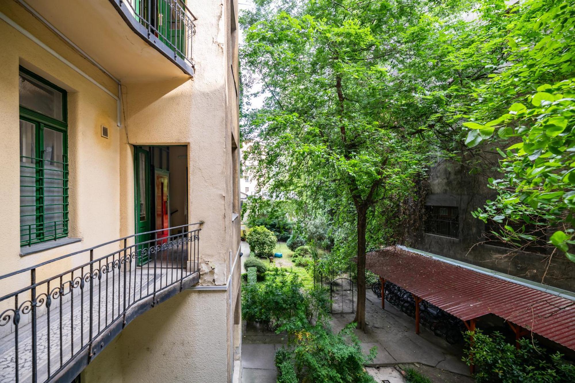 Jungle Aesthetics Downtown Apartman Aircon And Garage Parking Budapest Exterior foto