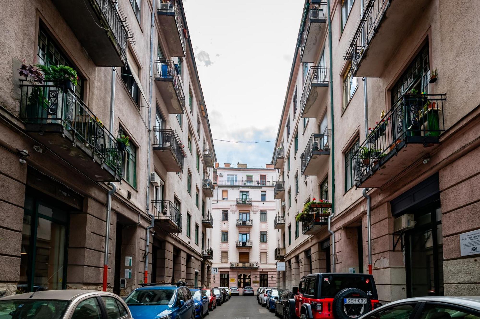 Jungle Aesthetics Downtown Apartman Aircon And Garage Parking Budapest Exterior foto